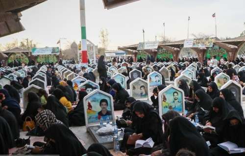 دعای روحبخش عرفه همزمان با سراسر کشور در گلزار شهدای شهرستان جیرفت در جنوب کرمان برگزار شد.